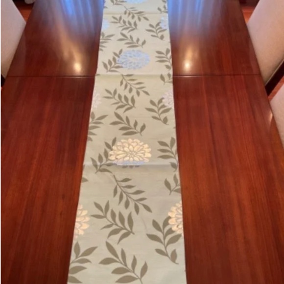 Table Runner - Picture 6 of 8